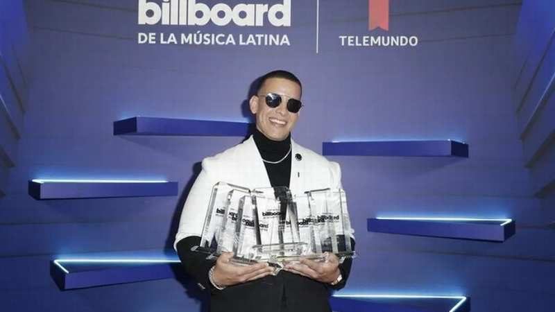 Bad Bunny fue el encargado de colocarle la lujosa cadena al nuevo